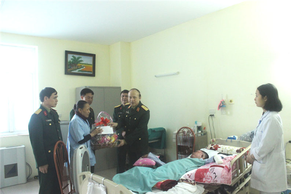 Thăm hỏi, tặng quà cho các chiến sỹ đang điều trị tại Viện trong dịp Tết